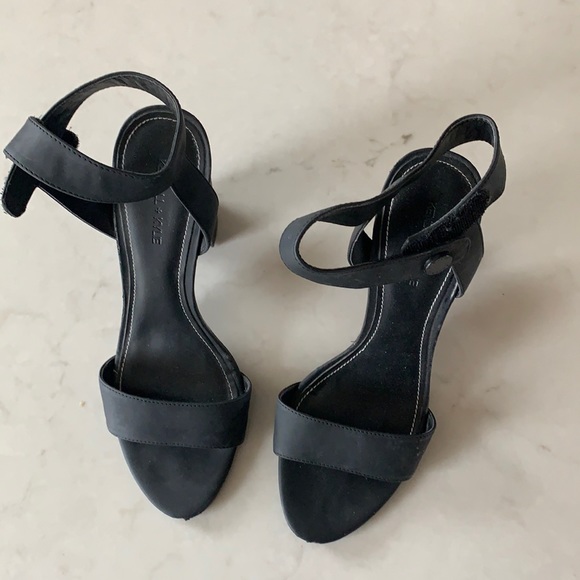 🌈 3/$20 Kendall & Kylie black velcro ankle strap heels - Picture 2 of 9